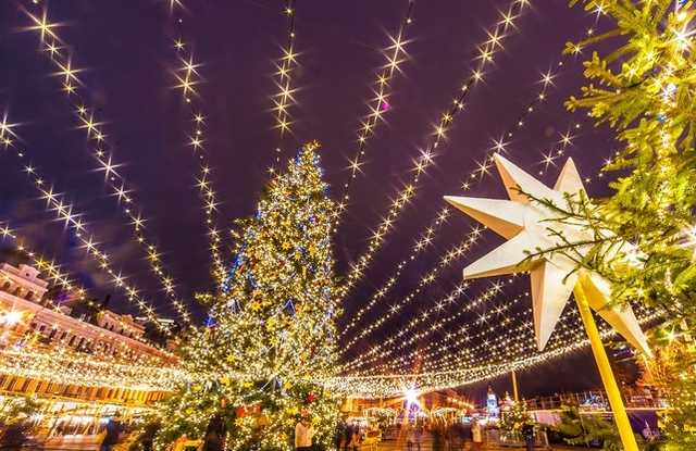 В Киеве начали монтаж новогодней иллюминации: во сколько это обойдется городу