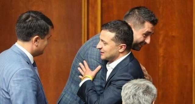 Политолог: 240 «за» рынок земли развенчали слухи о расколе внутри президентской фракции