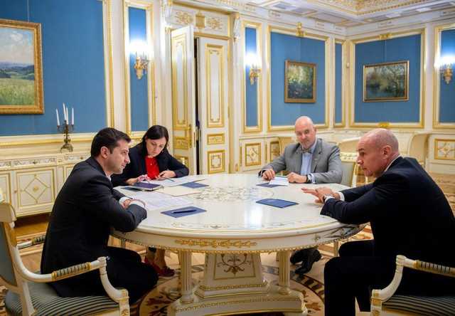 Обещание Зеленского лично сопровождать каждого инвестора не успокаивает, а пугает