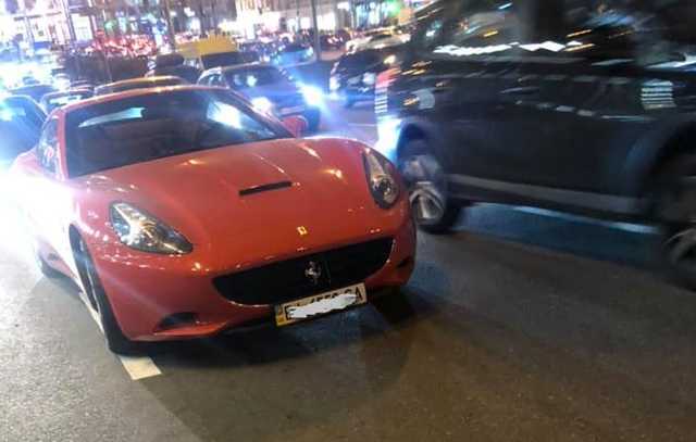 В сети высмеяли Ferrari, которая заглохла в центре Киева