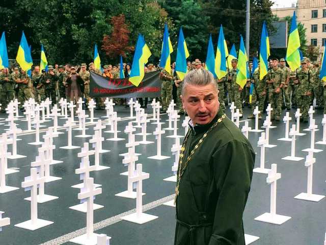 Кровь будет забыта?: Днепровский капеллан жестко ответил Коломойскому