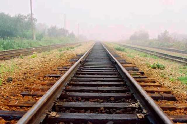 Под Киевом поезд сбил 18-летнюю девушку в наушниках