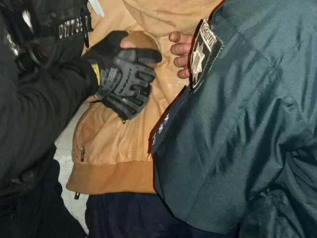 В Днепре парень хотел помочь пьяному мужчине и получил удар ножом в бок