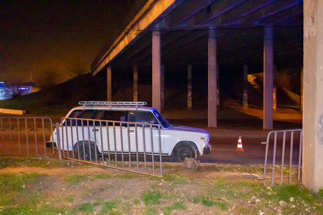 В Днепре пьяный водитель ВАЗ влетел в забор