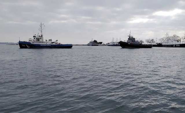 СМИ: Захваченные Россией украинские корабли покидают Керчь