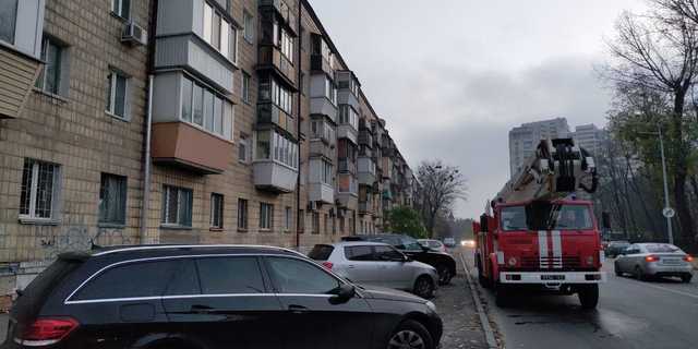 В Киеве загорелся жилой дом: людей эвакуировали