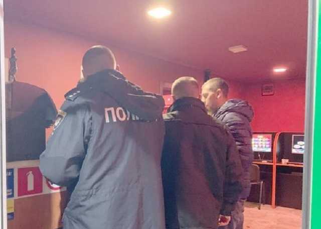 В зале игровых автоматов в Киеве подрезали мужчину