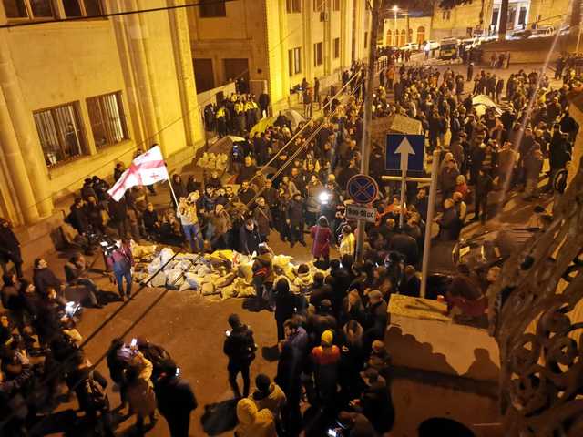 В Грузии демонстранты продолжают блокировку парламента