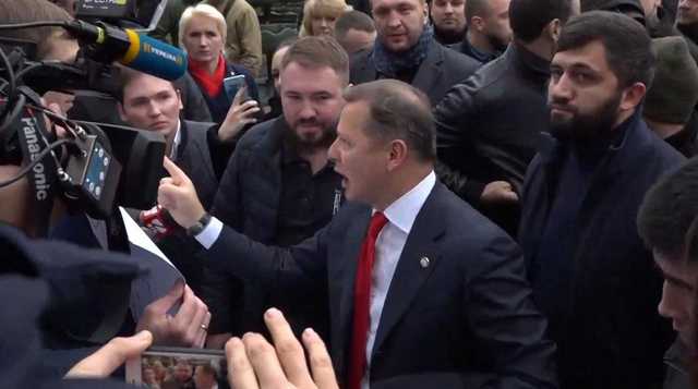 Отомстили за Геруса: Ляшко забросали презервативами с вазелином перед судом