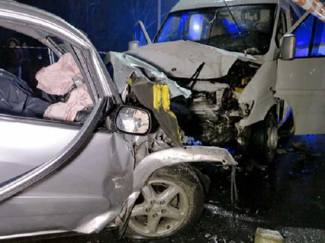 Страшное ДТП на улице Зодчих в Киеве: двое погибших, восемь пострадавших