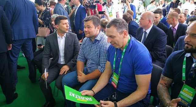 "Роются в грязном белье": черный пиарщик по полочкам разложил происходящее в "Слуге народа"