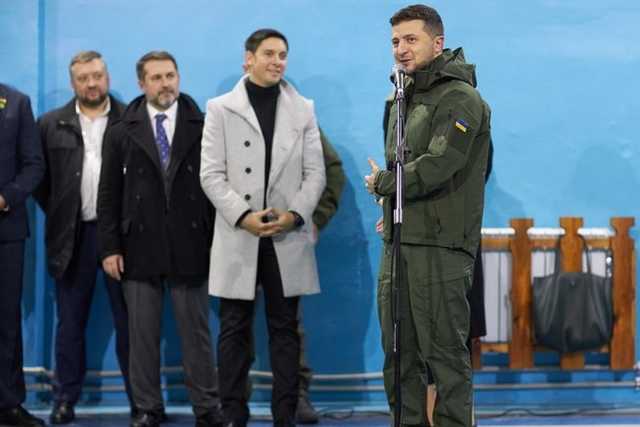 Зеленский приехал в школу в Станице Луганской и попросил отремонтировать спортзал по-европейски