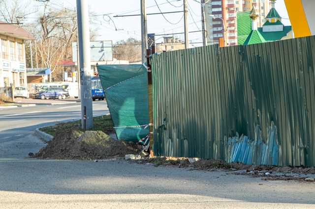 В Днепре на девушку рухнул железный забор и рассек ей голову