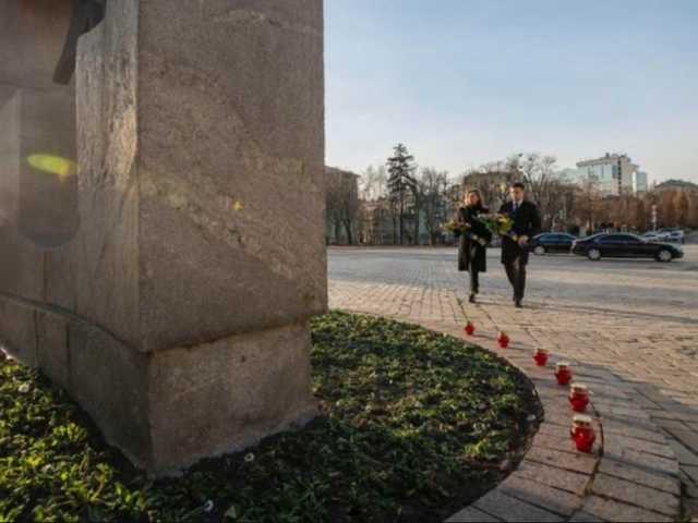 Зеленский с супругой возложили памятные колоски у монумента жертвам Голодомора
