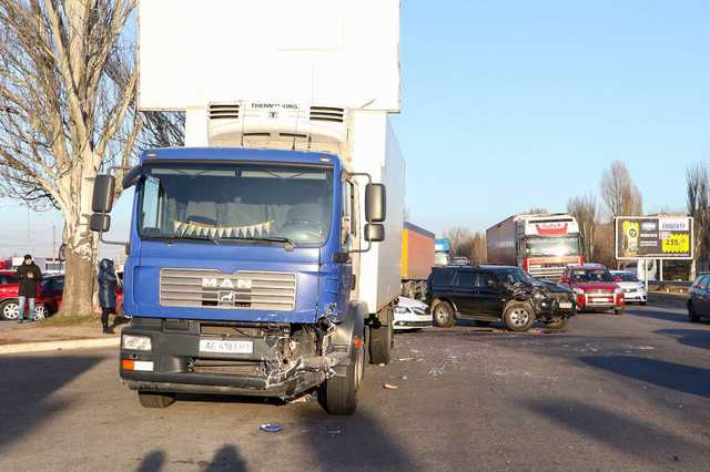 В Днепре грузовик столкнулся с внедорожником: на месте ДТП образовалась пробка