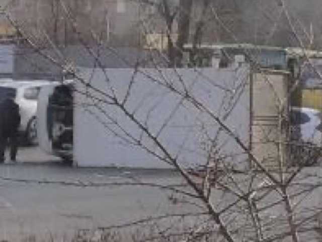 На Отрадном в Киеве фургон перевернулся на бок из-за столкновения с авто