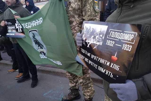 Активисты пришли к дипломатам Путина напомнить о жертвах Голодомора: фото