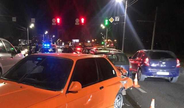 В Харькове пьяный водитель разбил шесть авто: фото и видео страшной аварии