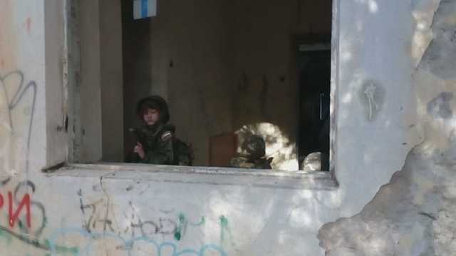 Детей учат убивать: сеть ужаснули свежие фото "тренировок" в Крыму