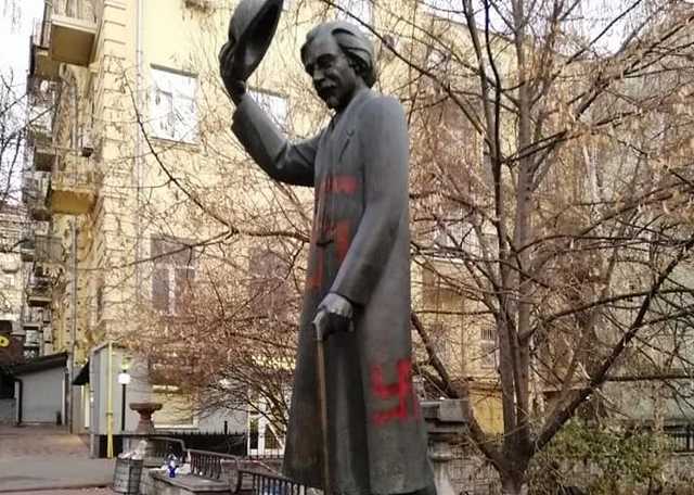 В Киеве вандалы расписали памятник Шолом-Алейхему свастикой