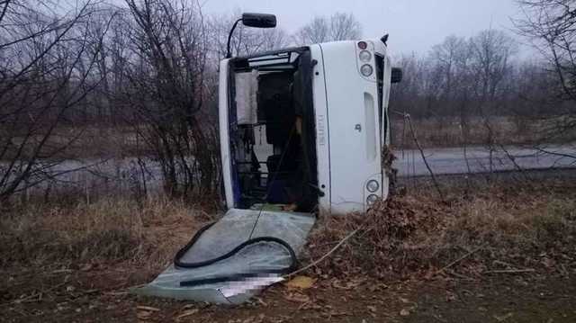 Под Винницей автобус перевернулся на обледеневшей трассе: водитель и пассажиры в реанимации