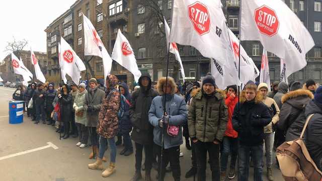 Протестующие под НБУ ворвались в здание регулятора