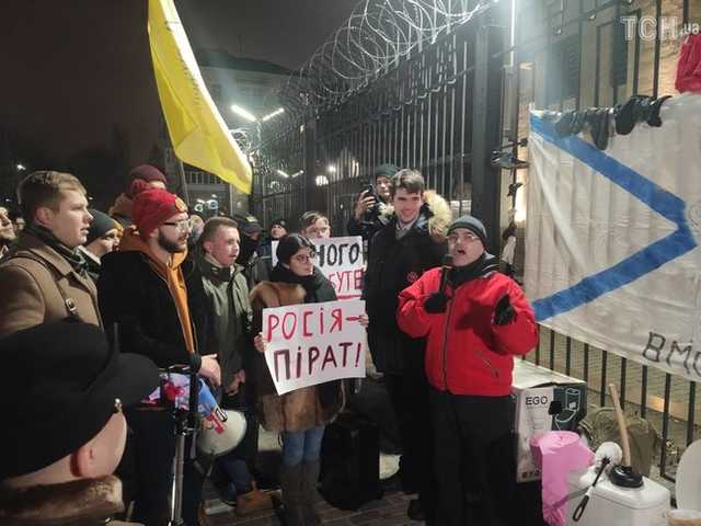 В Киеве под посольство РФ принесли унитазы и нижнее белье