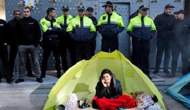 Протестующие в Грузии установили палатки возле парламента