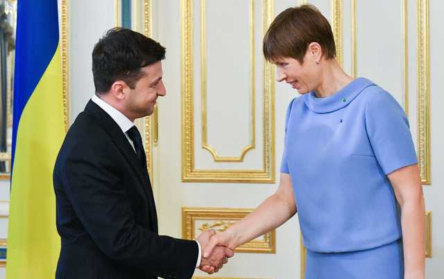 Президент Естонії подарувала Зеленському велосипед