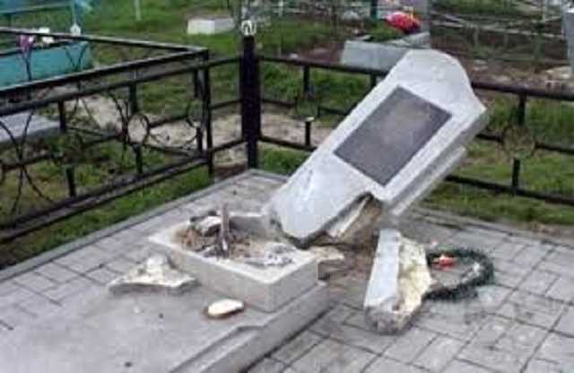 Под Винницей подросток разгромил полтора десятка могил на двух кладбищах