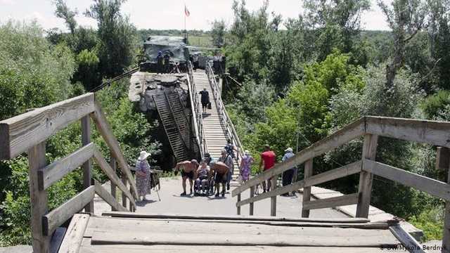 Готовят прорыв?: боевики «ЛНР» в Станице Луганской ремонтируют железнодорожный мост