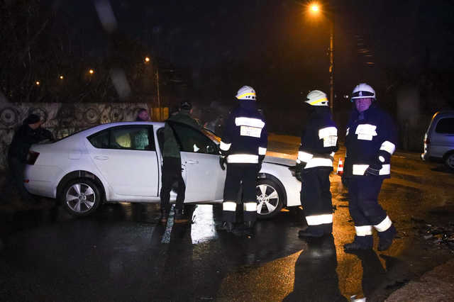 В Днепре от удара со Skoda ЗАЗ вылетел с дороги и перевернулся