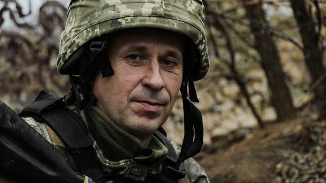 „Ихтамнеты“ были в шоке»: боец ВСУ устанавливает флаги Украины перед позициями боевиков