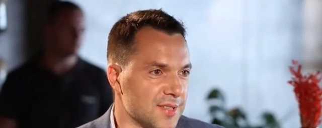 Арестович показал Гитлера и поставил Зеленскому ультиматум