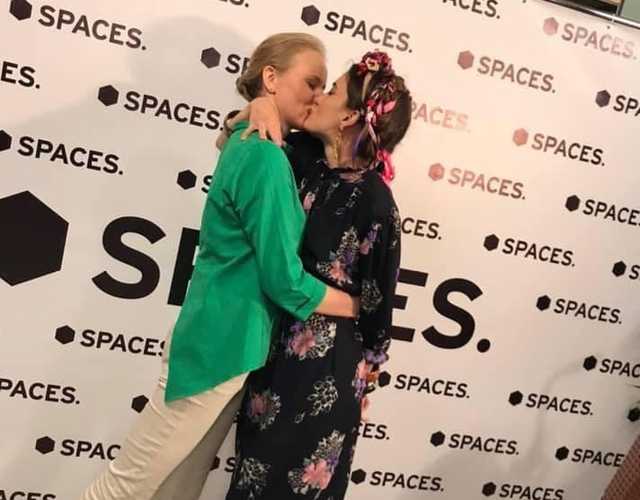 Девушки страстно целовались: в сети распространили фейк о "слуге народа"