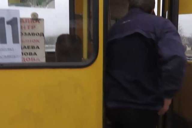 Оторвало часть кисти: с украинкой случилось страшное ЧП в маршрутке