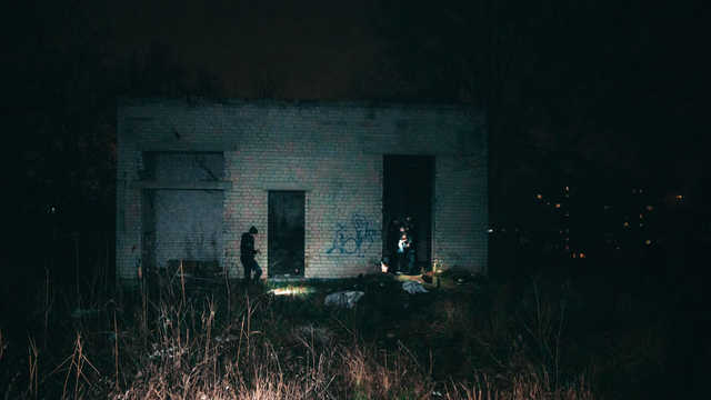 В Днепре в заброшенном здании нашли двух мертвых мужчин, закутанных в одеяла