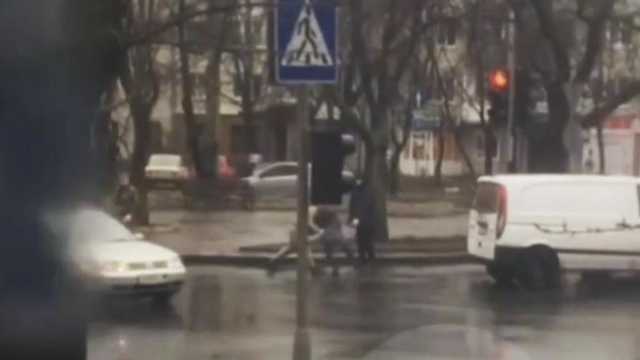 В Донецке боевик избил мужчину на глазах у прохожих