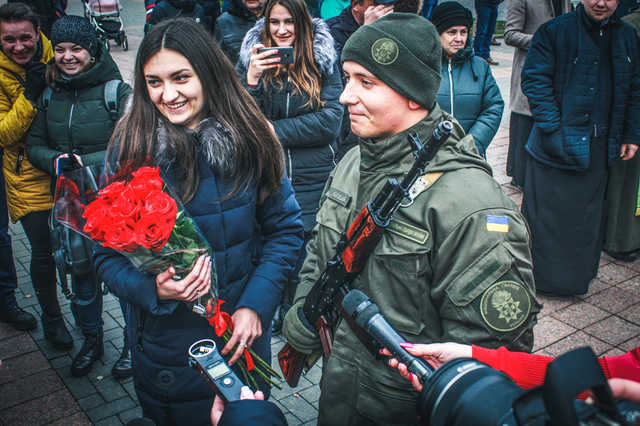 “Присяга народу і коханій”: 11 нацгвардійців із 7 міст України освідчилися своїм дівчатам