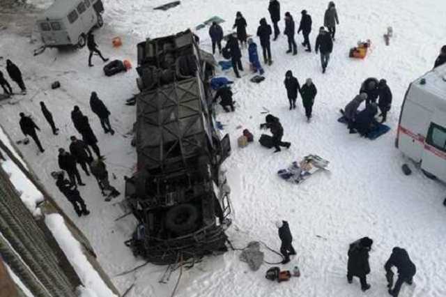 Тела невозможно достать: появилось видео искореженного в жутком ДТП в России автобуса