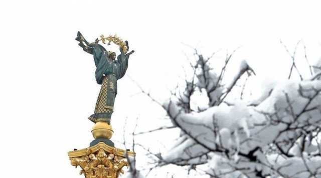 Кучугури на 20 см і ожеледиця: Україну замете снігом