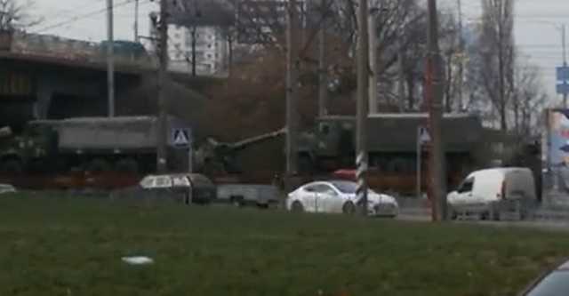 В Киеве заметили колонну военной техники