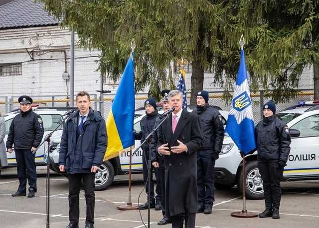 Тейлор от имени США передал Нацполиции Украины 88 автомобилей