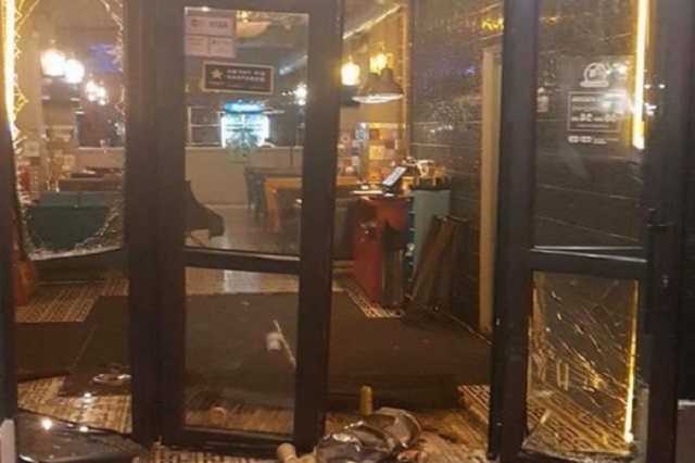 Появилось видео, как авто въехало в двери пиццерии на Позняках в Киеве