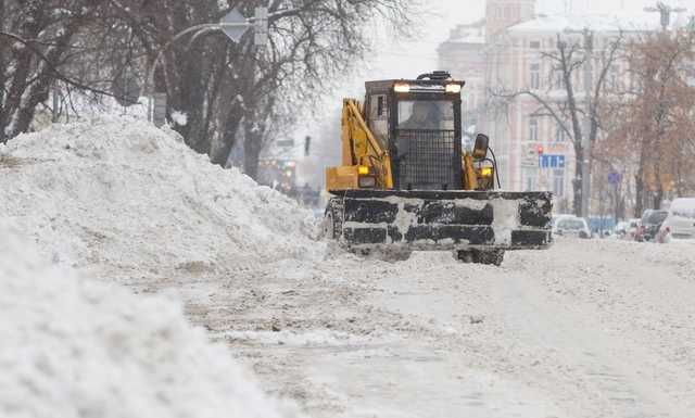 Сніг на дорогах у Києві прибирають 187 машин, – Київавтодор