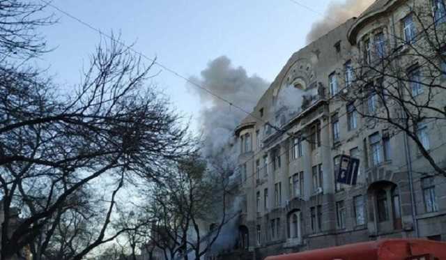 Люди выпрыгивали из окон: в Одессе страшный пожар охватил колледж