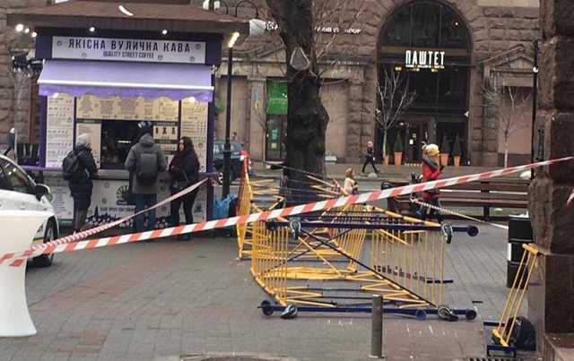 В Киеве на Крещатике на прохожих обрушились строительные леса, есть пострадавшие
