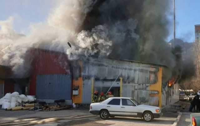 У Києві палають склади на території БЦ “Каштан”