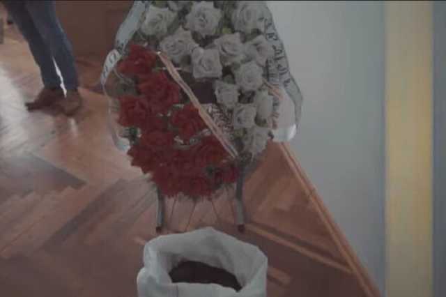 Национальный корпус "прошелся" по приемным "слуг народа" с мешками чернозема