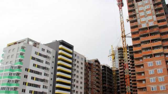 «Укрбуд» остановил строительство. Что происходит и кто достроит дома 13 000 семей?